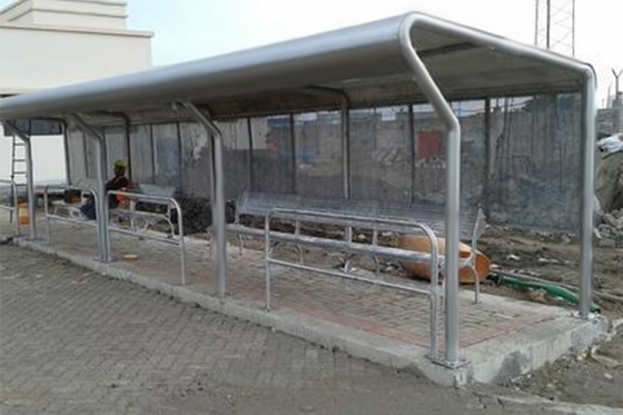 چین ایمنی هنری پناهگاه اتوبوس فولاد ضد زنگ با صندلی / سطل زباله / علائم خط تامین کننده